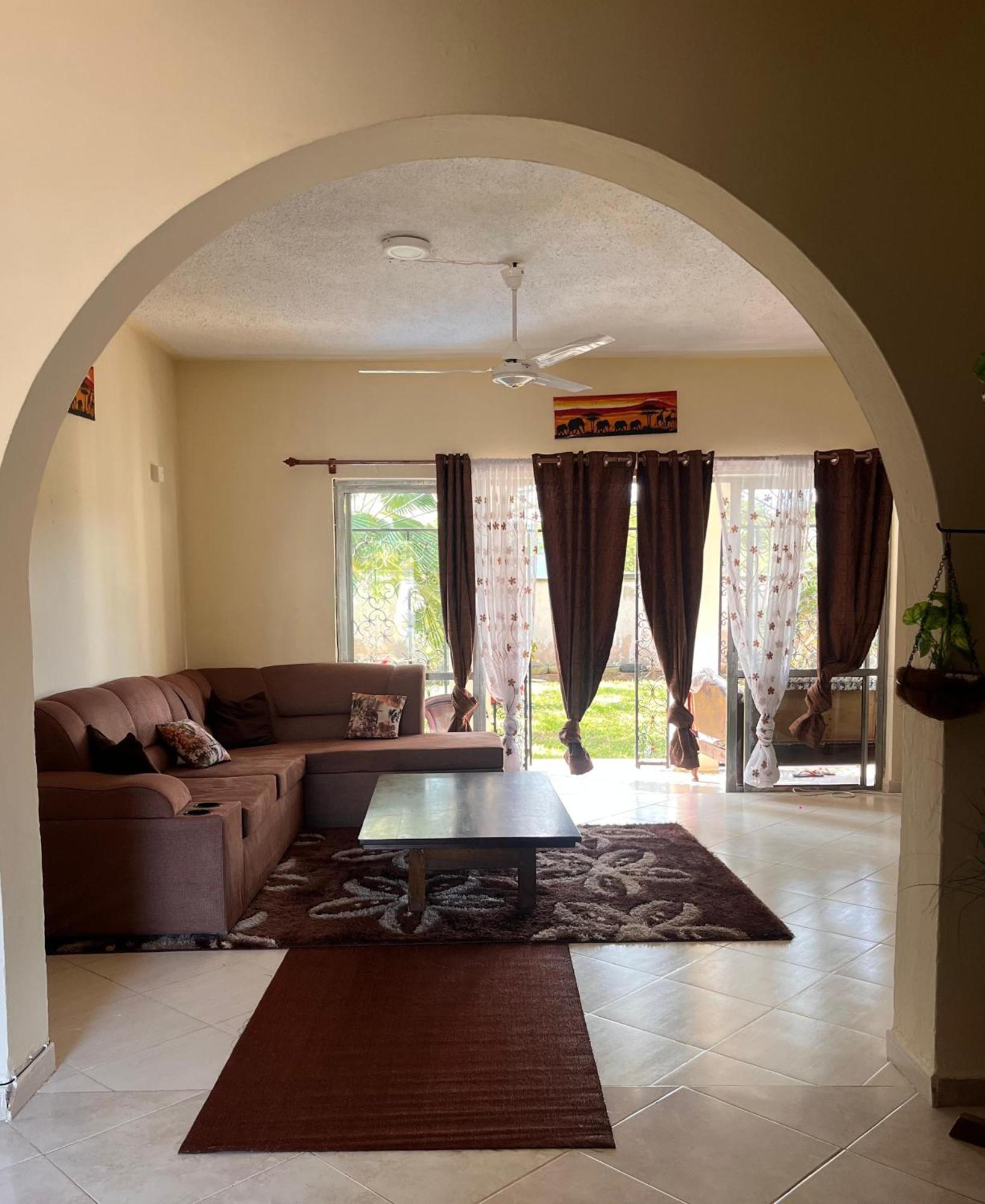 Akogo House - Bnb , Hostel, Backpackers & Volunteer Center Mombasa Eksteriør bilde
